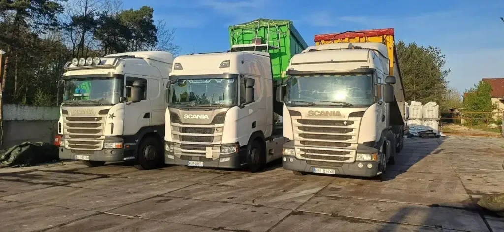 Ciężarówki składu opału Puchatek w Sieradzu